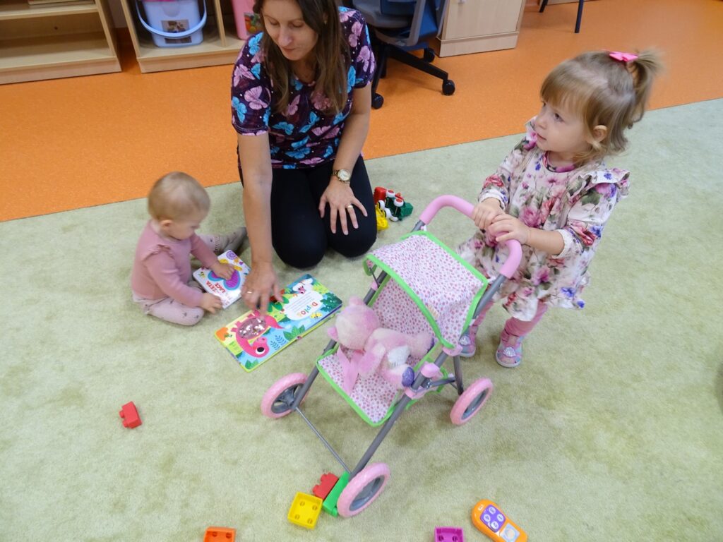 Dziewczynki bawią się na dywanie