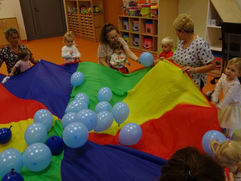 Podrzucanie balonów na chuście