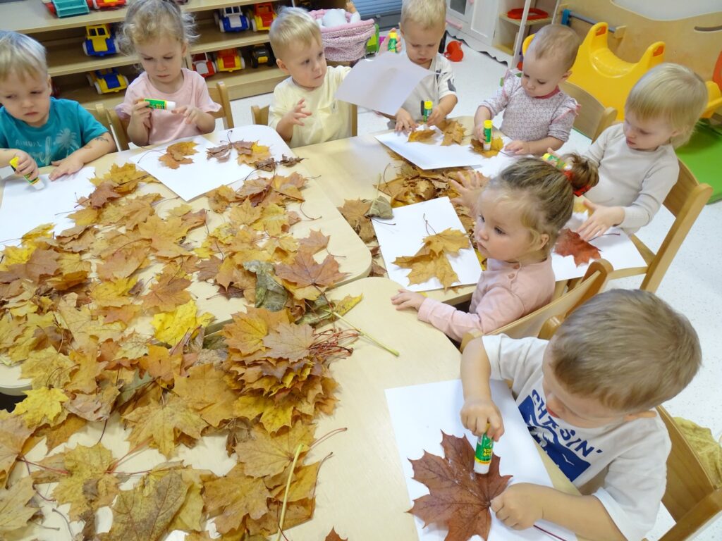 Dzieci robią pracę plastyczną