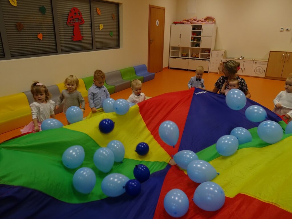 Zabawa z chustą i balonami