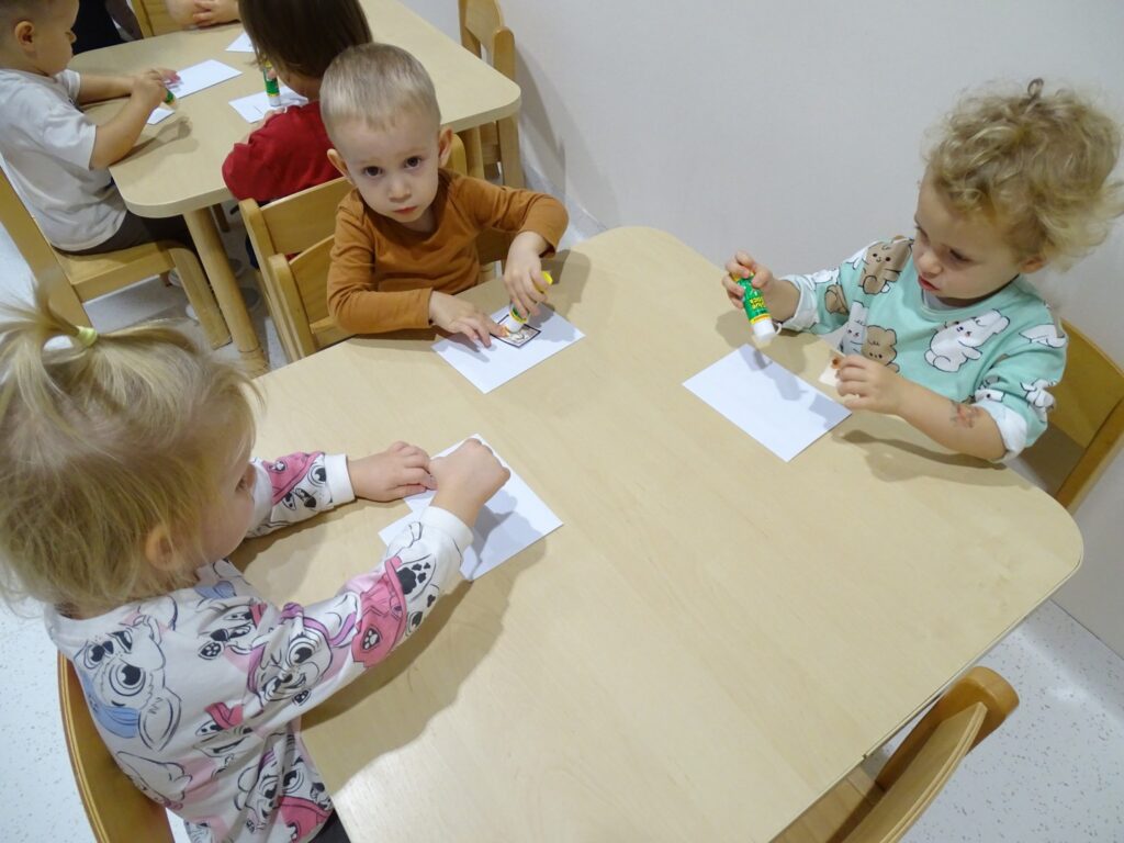 Dziewczynka nakleja znaczek