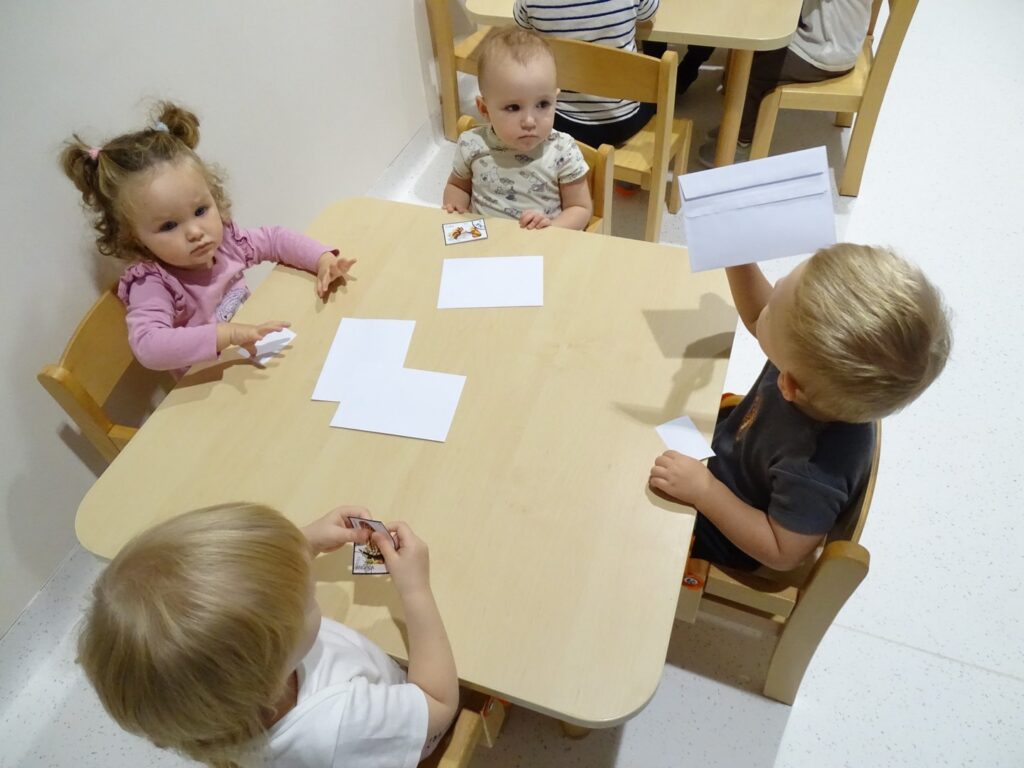 Chłopczyk trzyma kopertę