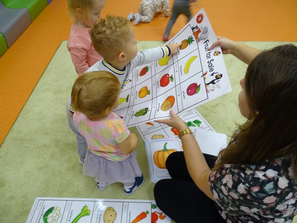 Chłopiec pokazuje obrazek