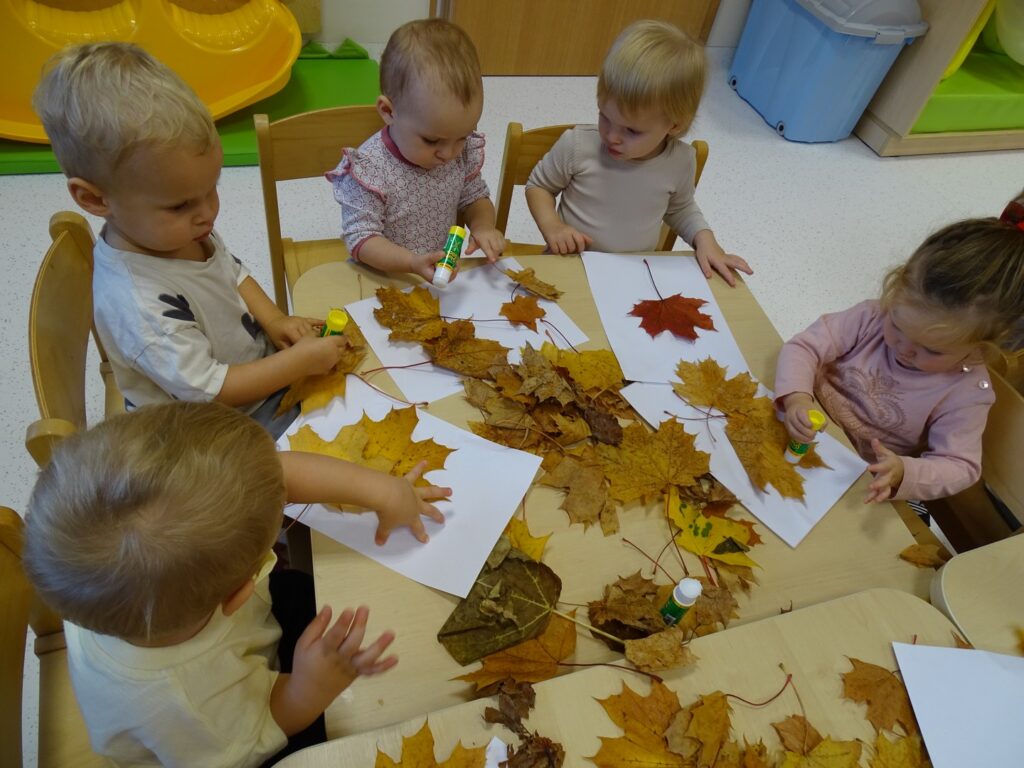 Dziewczynka smaruje kartę klejem