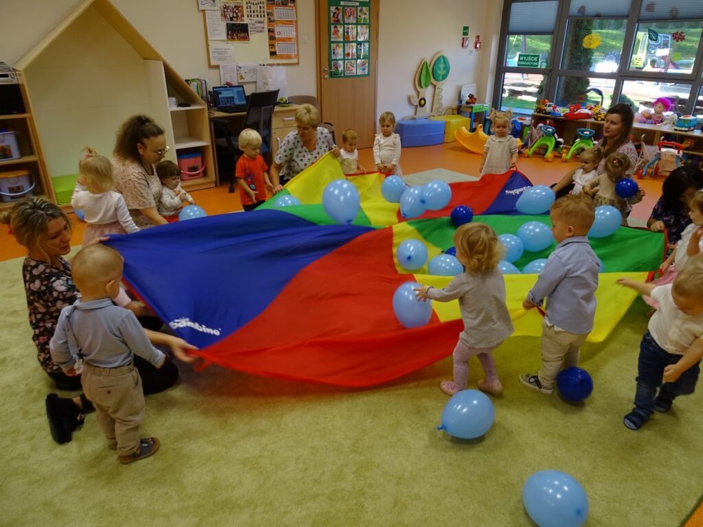 Zabawa na dywanie z chustą