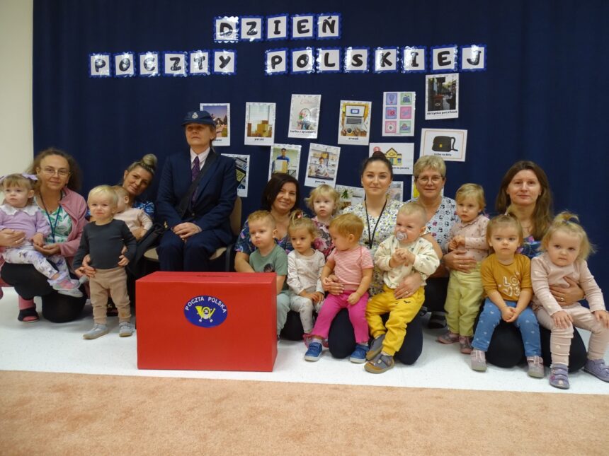 Dzieci pozują do wspólnego zdjęcia