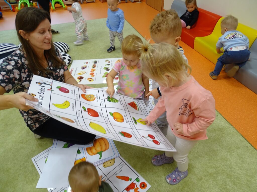 Dziewczynka pokazuje obrazek