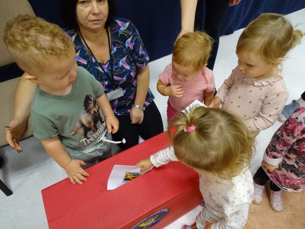 Dzieci wrzucają listy do skrzynki pocztowej