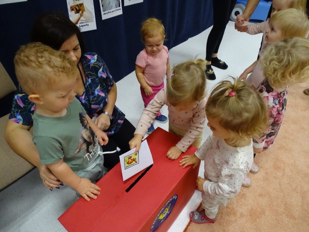 Dziewczynka wrzuca list do skrzynki pocztowej