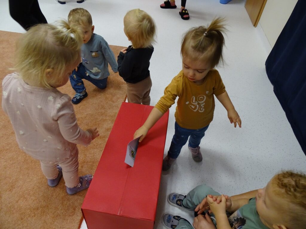 Dziewczynka wrzuca list