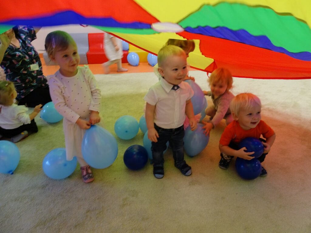 Dzieci z balonami