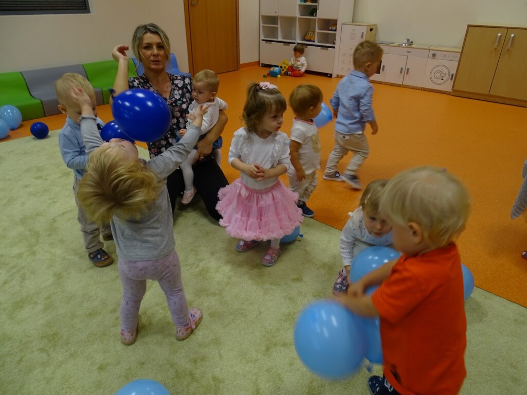 Dzieci podrzucają balony do góry