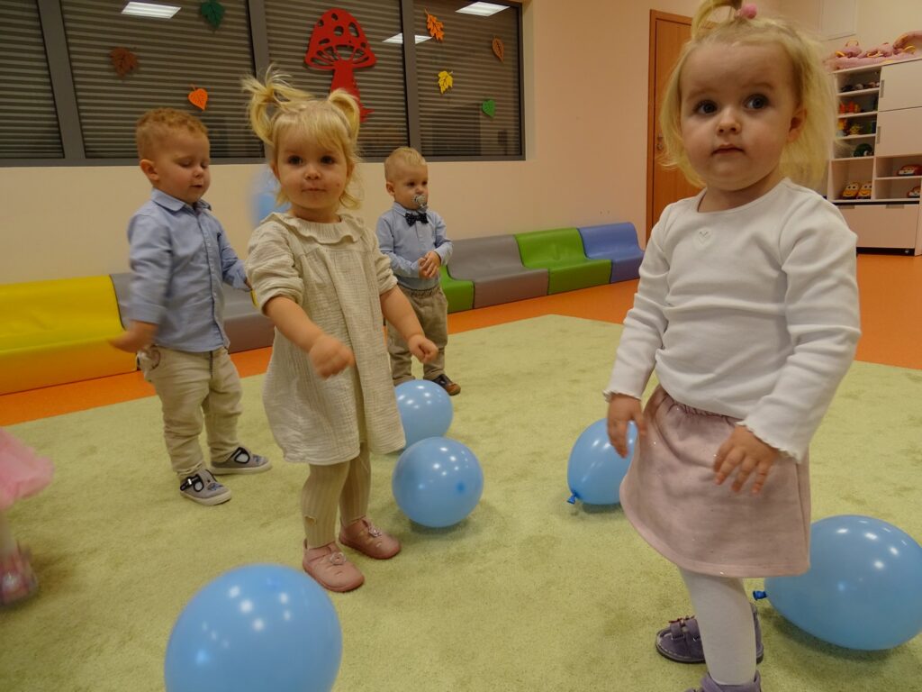 Dzieci bawią się balonami