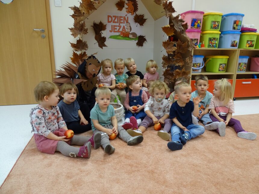 Dzieci pozują do wspólnego zdjęcia