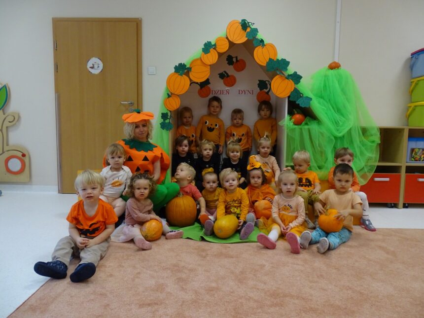 Dzieci pozują do wspólnego zdjęcia