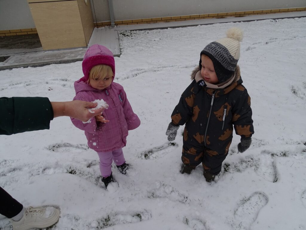 Dziewczynka ogląda śnieg
