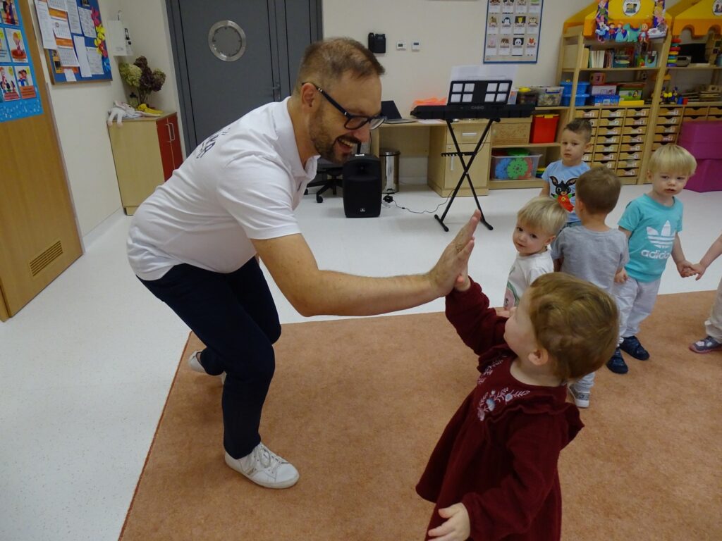 Pan przybija piątkę z dziewczynką