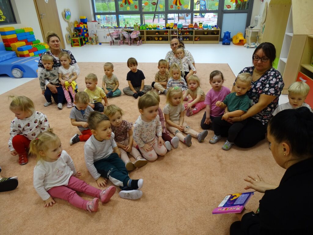 Pani czyta dzieciom książkę o królewnie