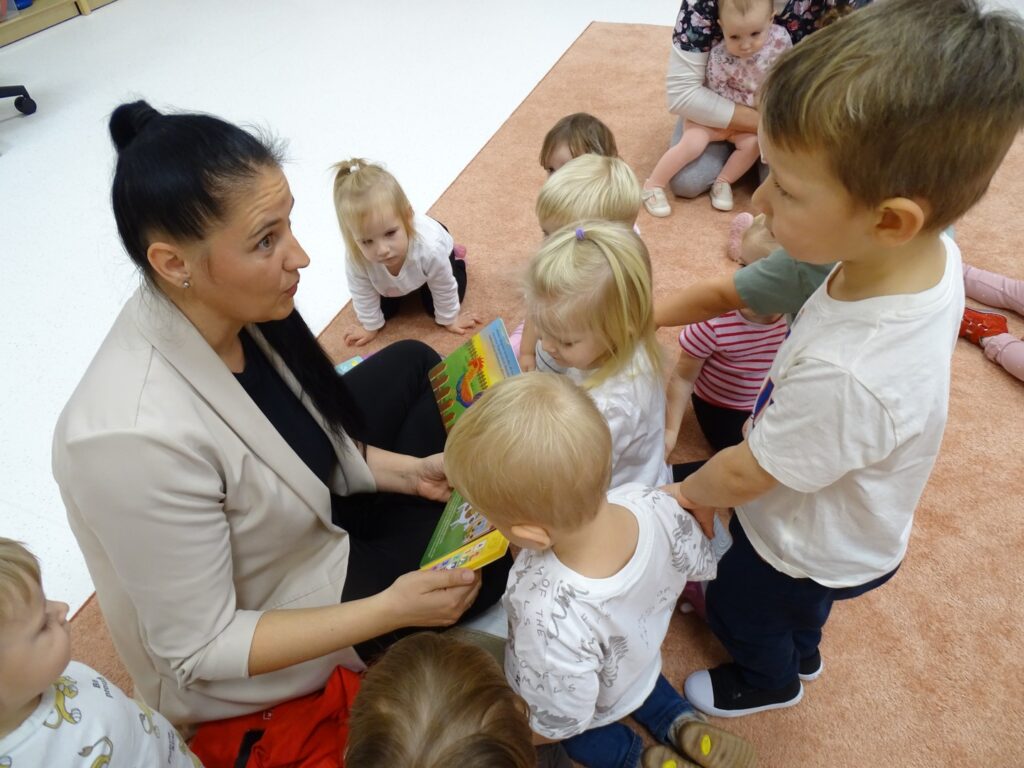 Pani czyta dzieciom książkę o zwierzątkach