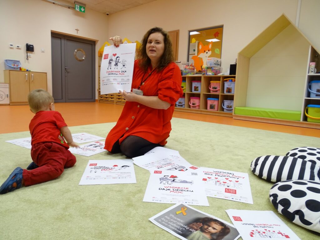 Pani dyrektor trzyma kartkę