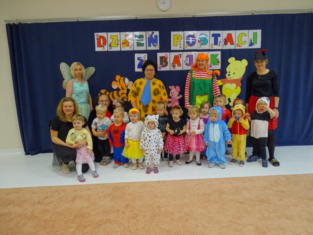 Wspólne zdjęcie z okazji Dnia Bajek