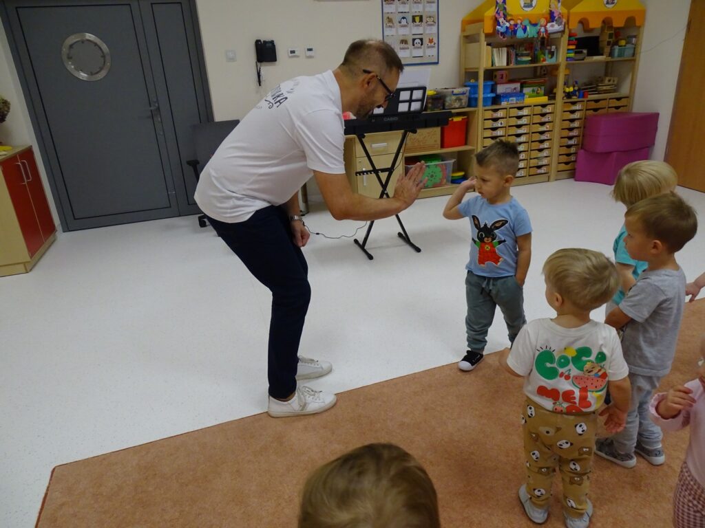 Chłopczyk przybija piątkę z chłopczykiem