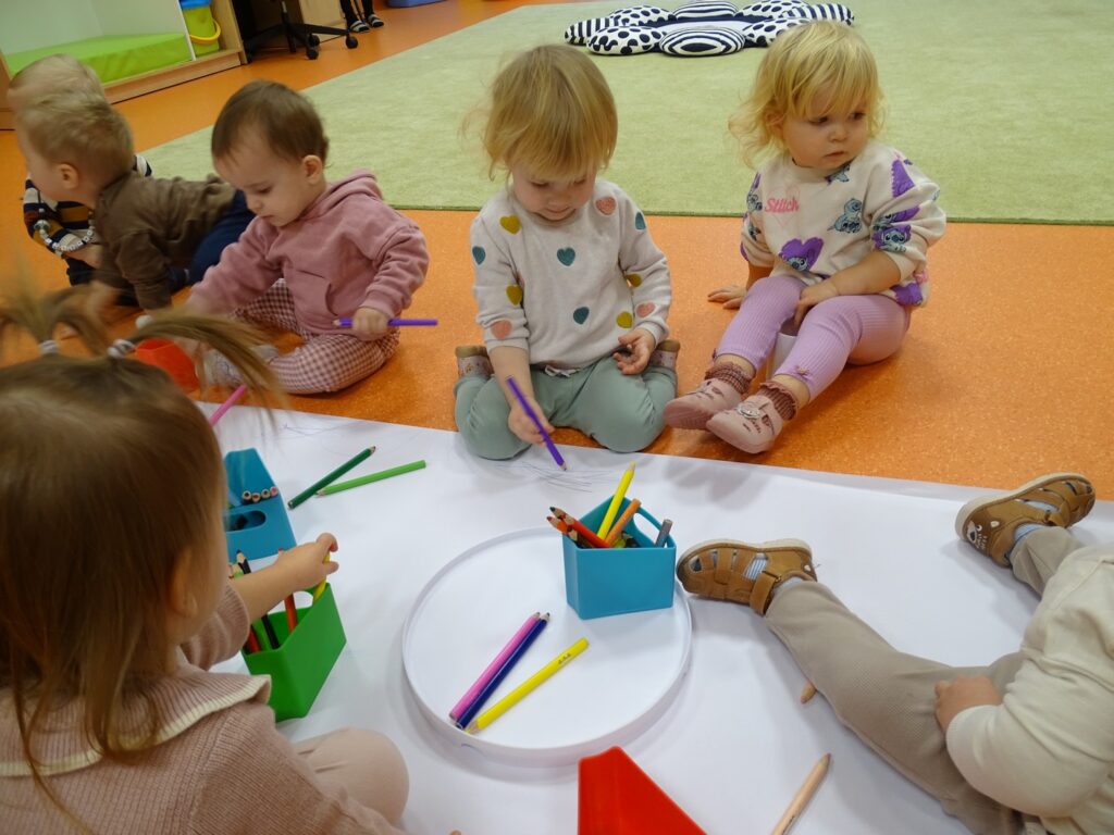 Dzieci malują kredkami