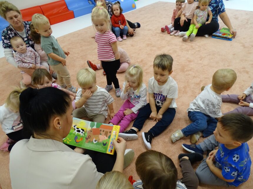 Dzieci z zainteresowaniem słuchają czytanej bajki