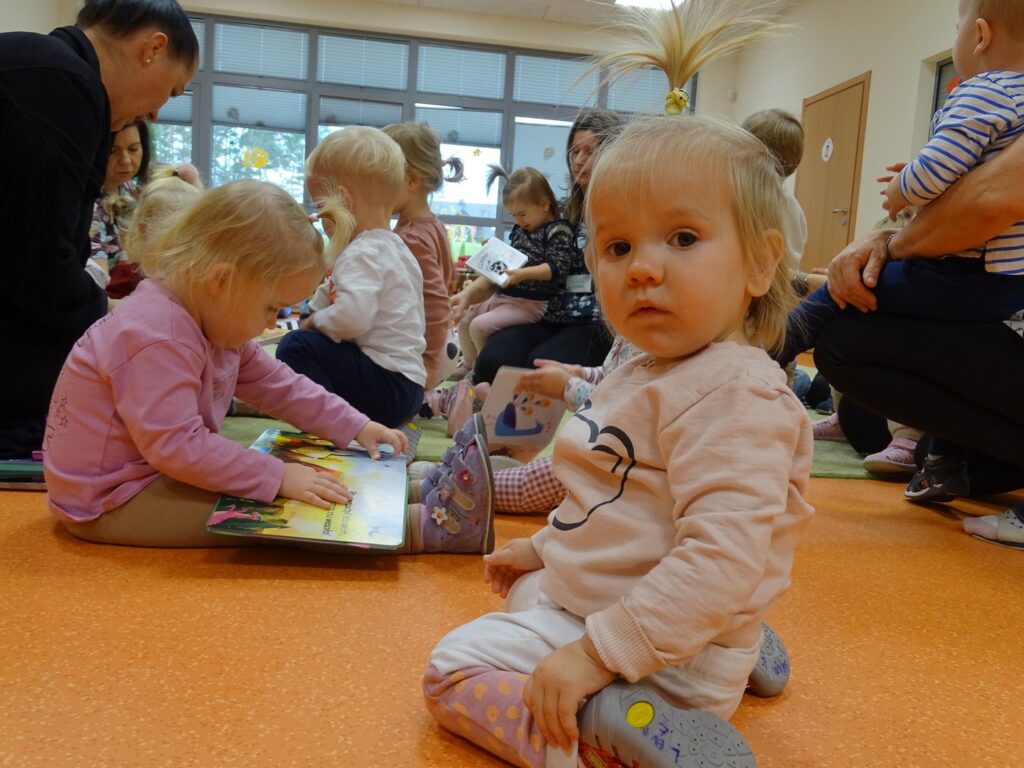 Dziewczynka siedzi na podłodze