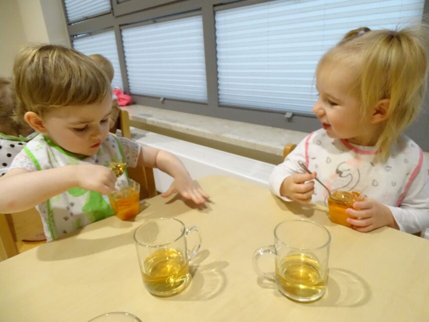 Dziewczynka zjada galaretkę