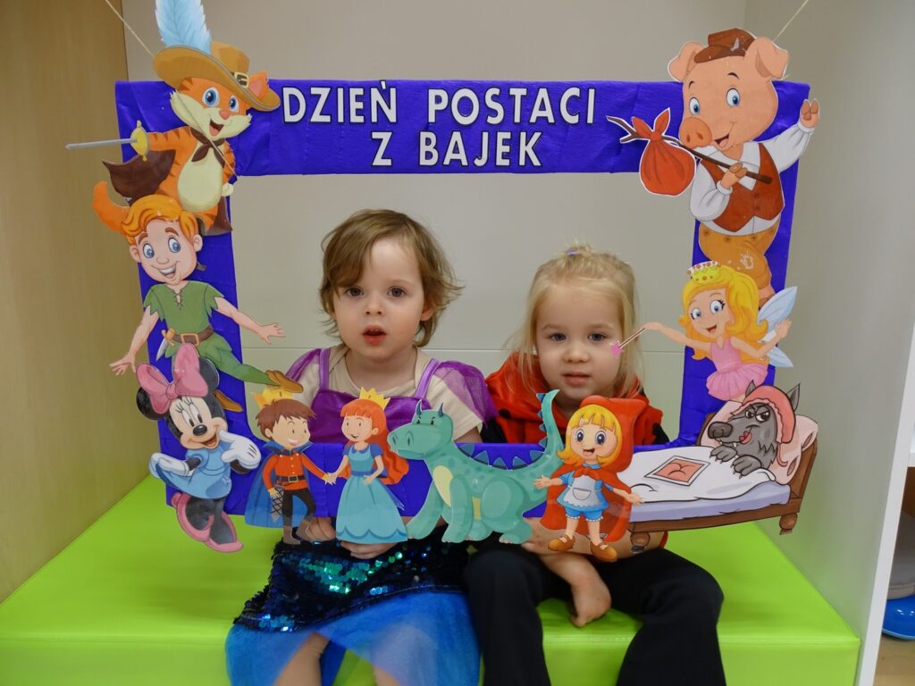 Dziewczynki pozują do zdjęcia