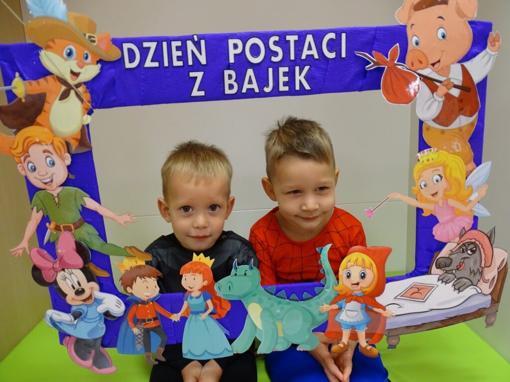 Chłopcy pozują do zdjęcia