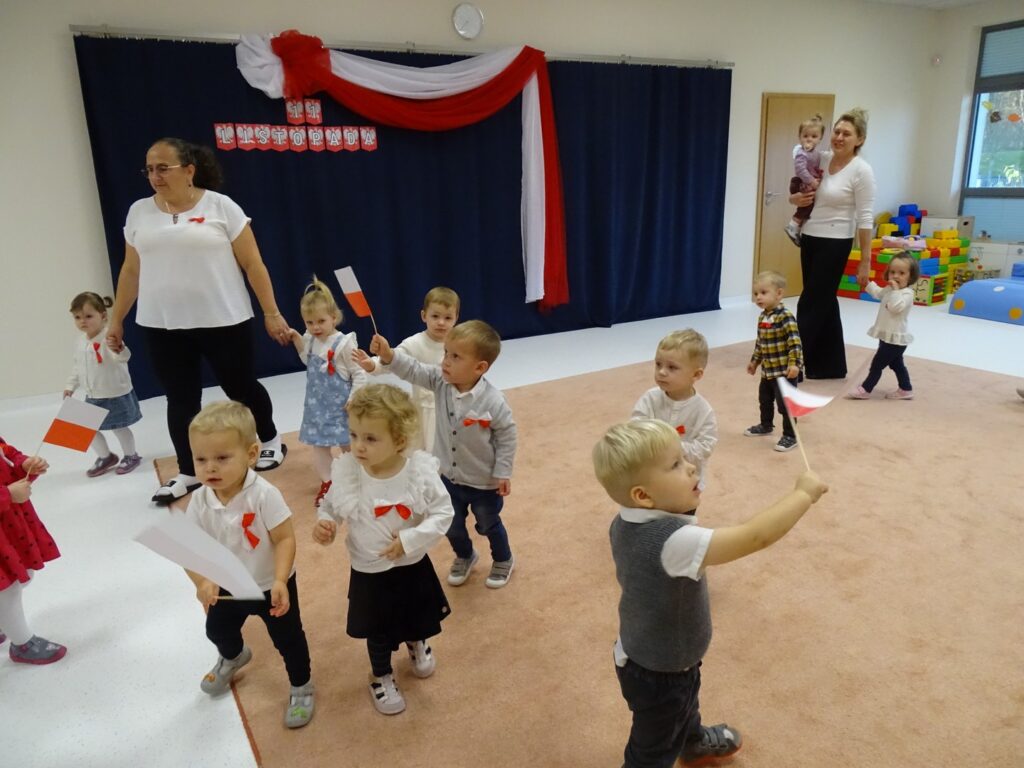 Dzieci maszerują w rytm piosenek patriotycznych