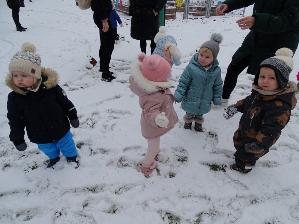 Dzieci stoją na śniegu