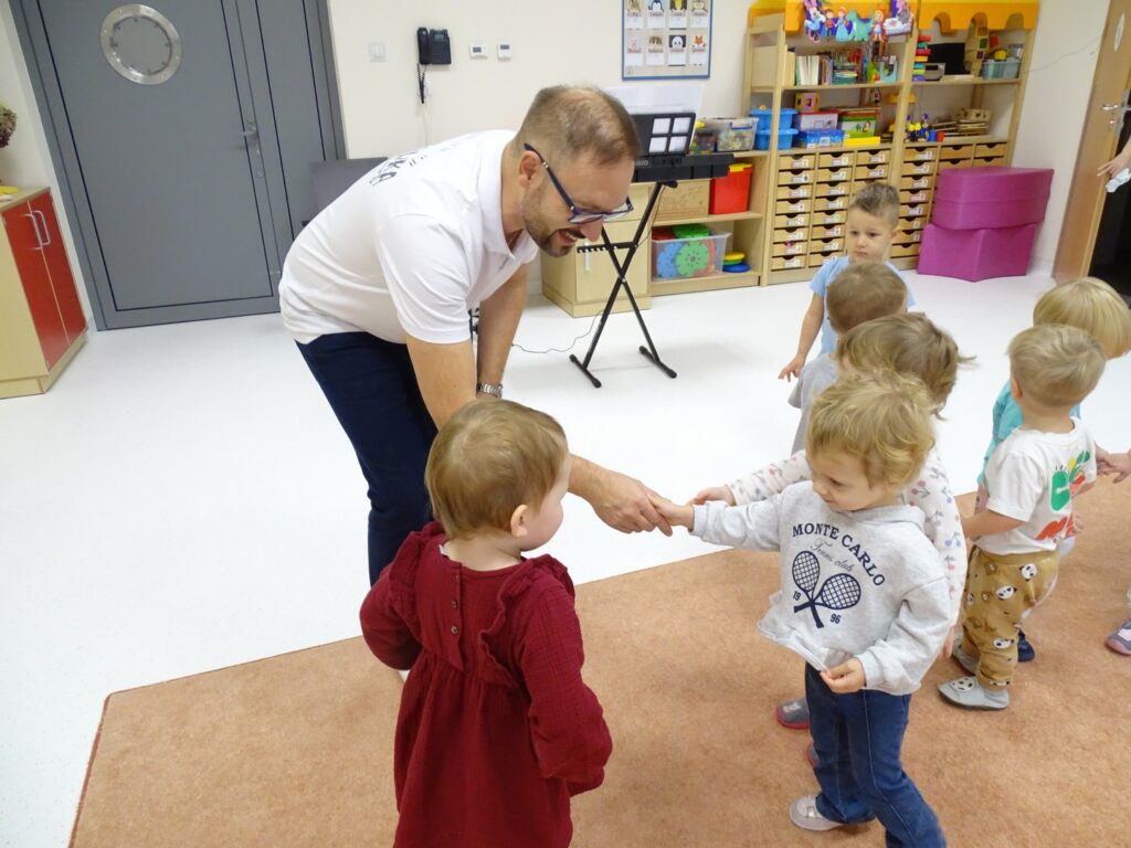 Dzieci witają się z panem