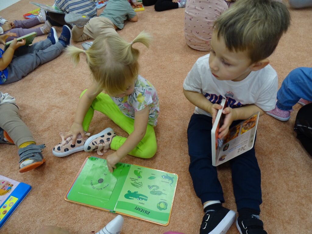 Dziewczynka ogląda książkę o kolorach