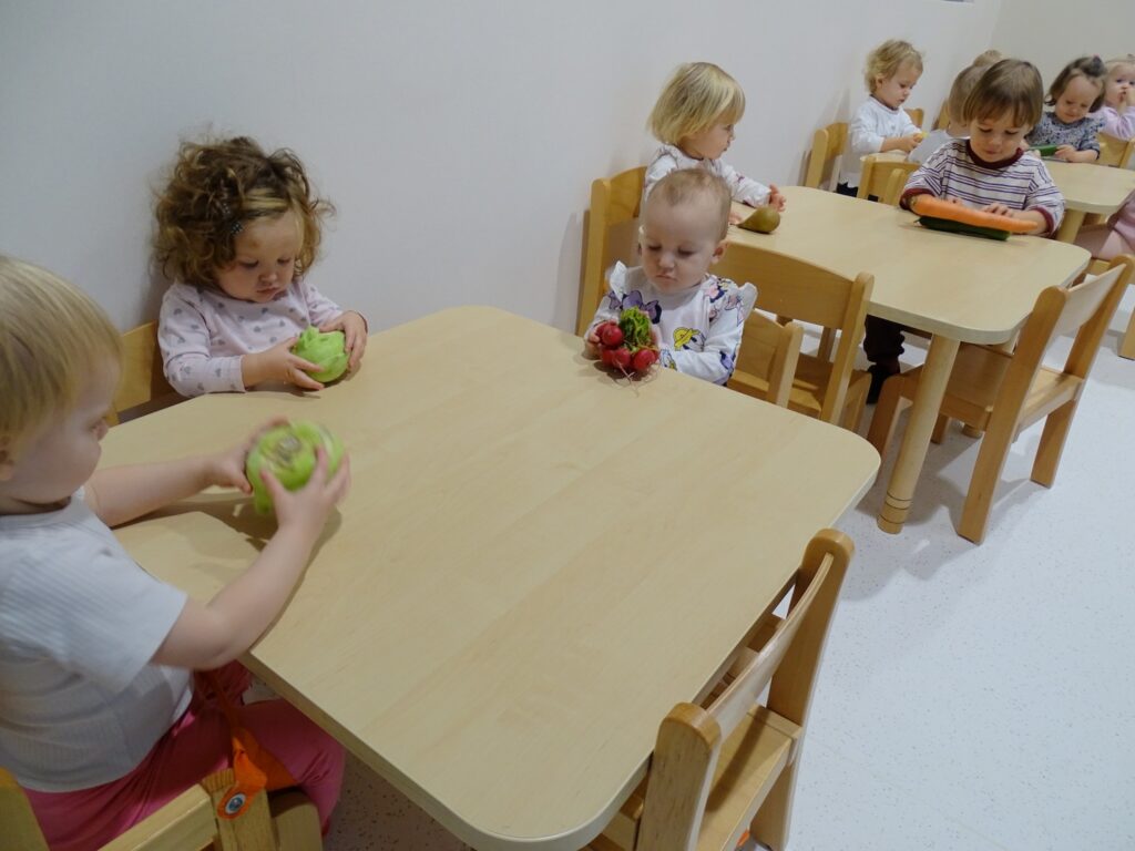 Dziewczynki przyglądają się kalarepie