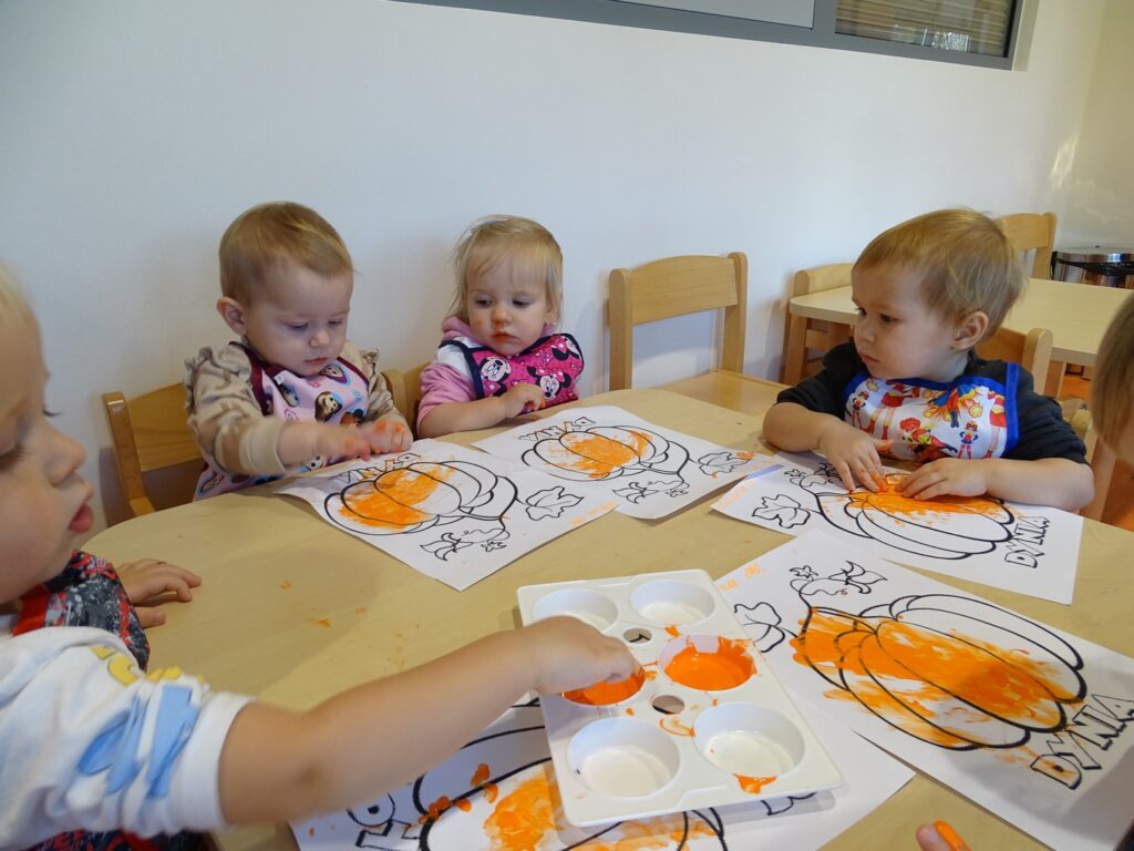 Praca plastyczna przy stolikach