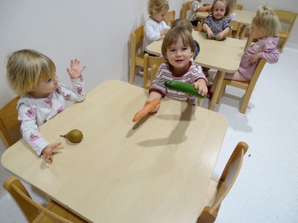 Chłopczyk trzyma warzywa