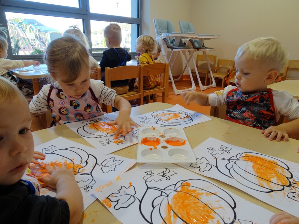 Dzieci kolorują dynie