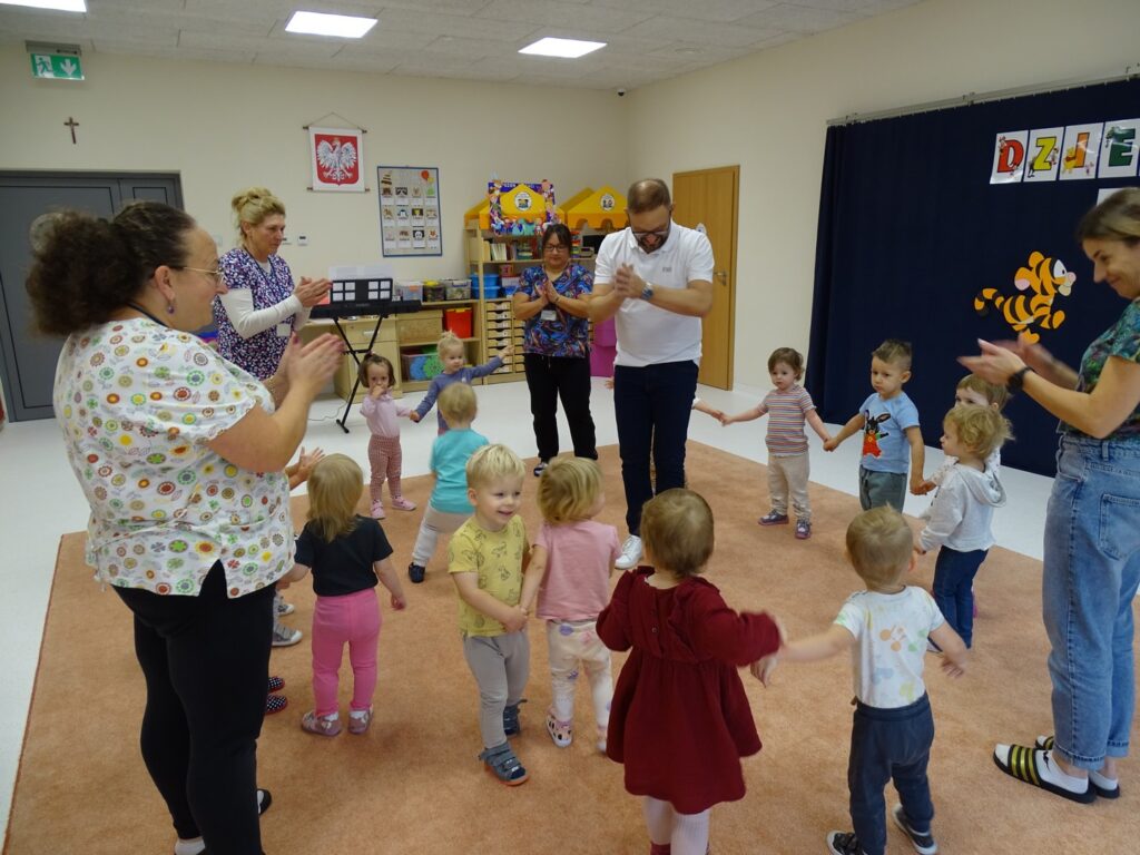 Dzieci tańczą w kółeczku