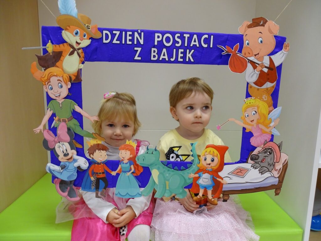 Dziewczynki uśmiechają się do zdjęcia