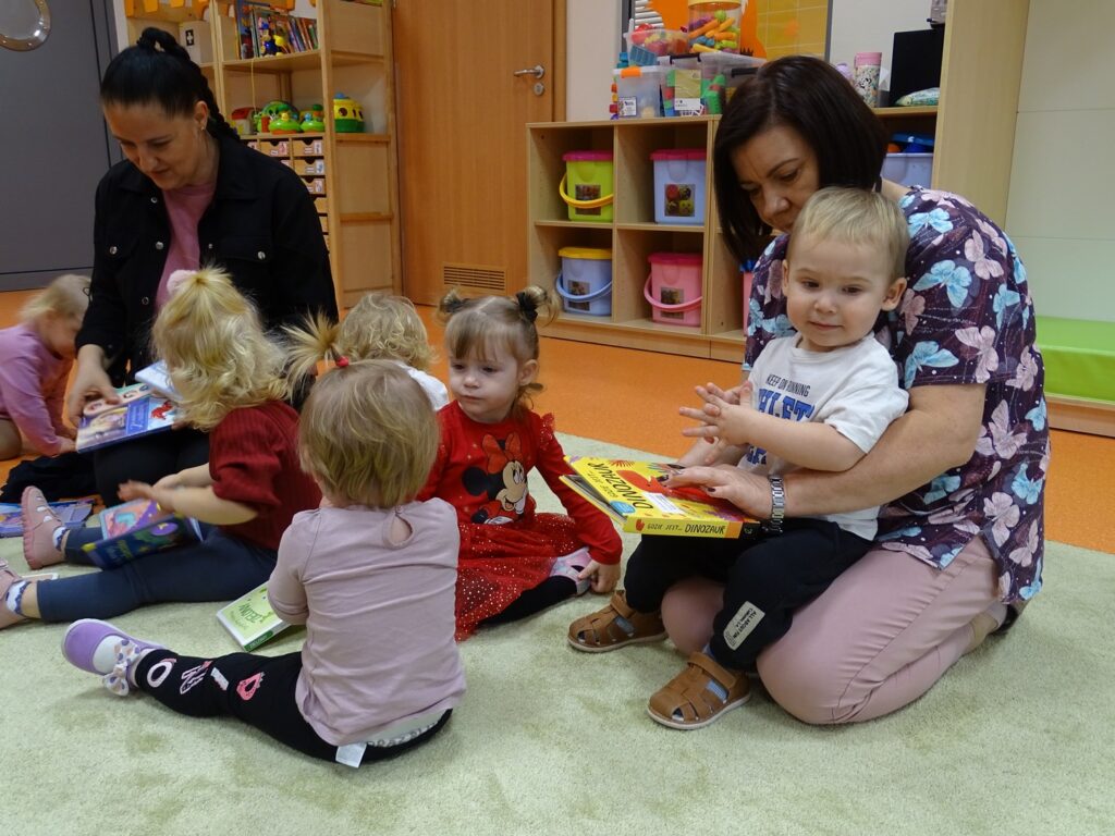 Opiekunka pokazuje książkę