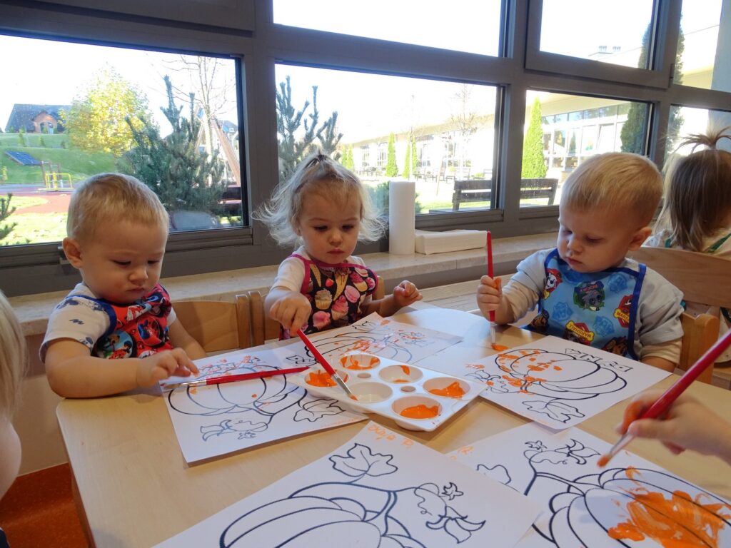 Dzieci malują farbami