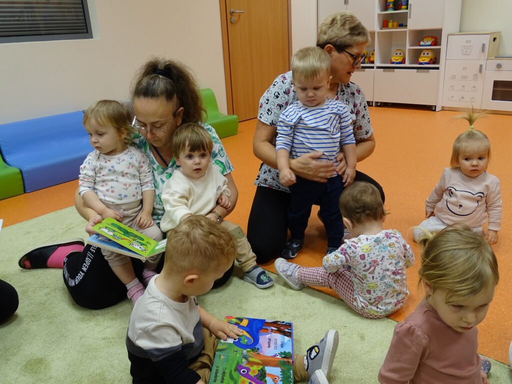 Dzieci oglądają książki