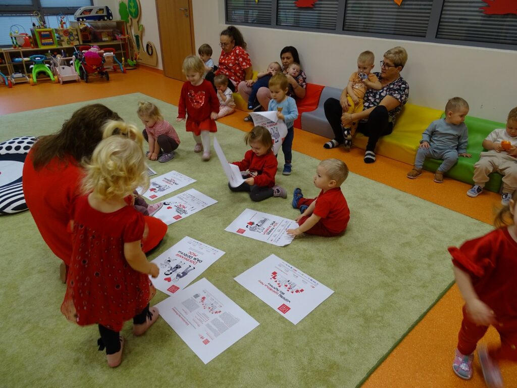 Dzieci oglądają obrazki