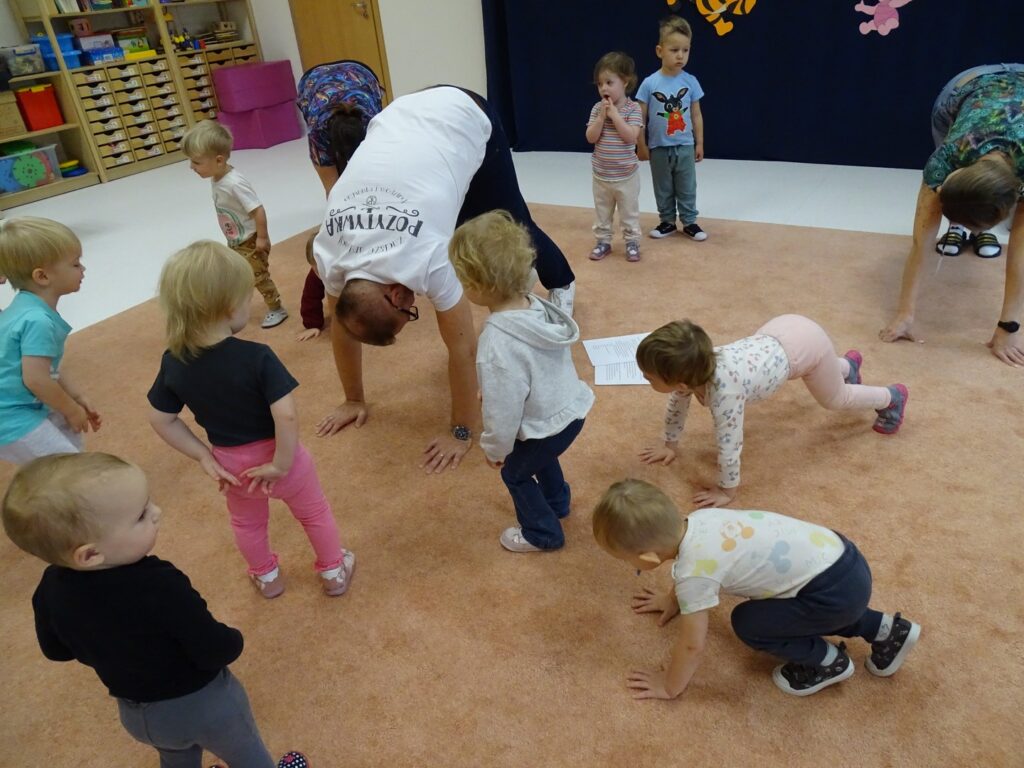 Dzieci powtarzają ruchy za panem