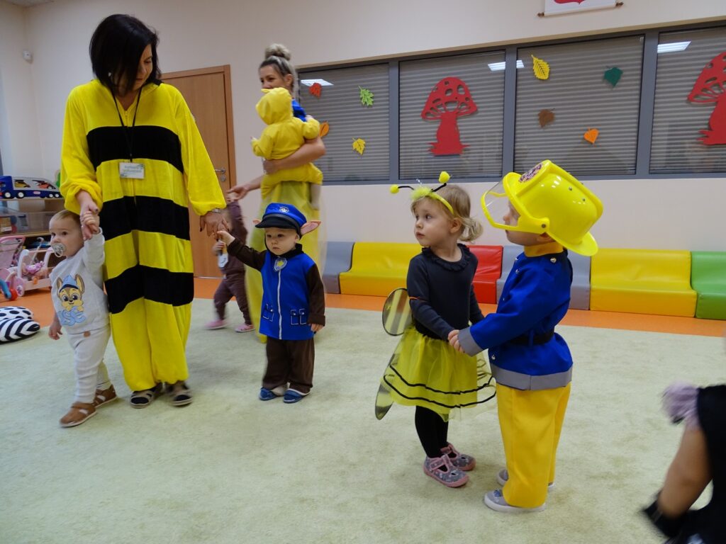 Dzieci tańczą w parach