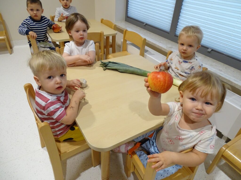 Dziewczynka pokazuje jabłuszko