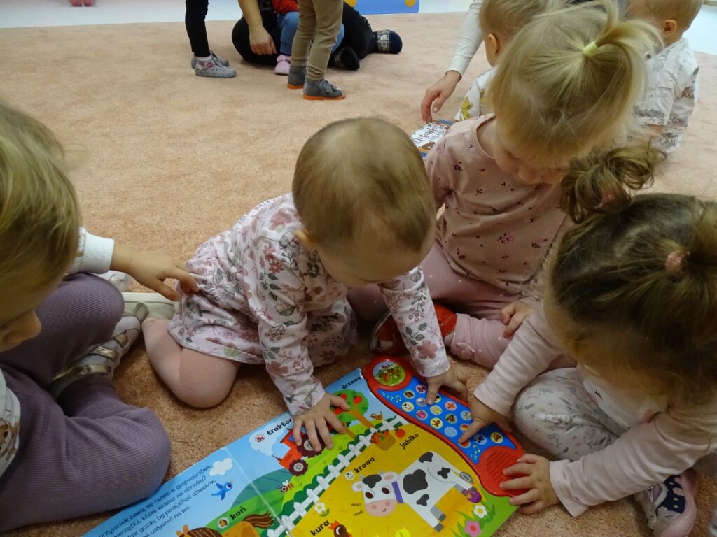 Dziewczynki naciskają guziczki